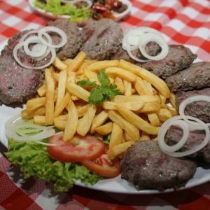 Kafta na chapa com fritas